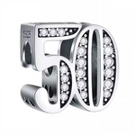 Sublimez votre bracelet avec ce charm en forme de chiffre "50", réalisé en argent 925 et orné de strass scintillants. Un bijou élégant et éclatant, parfait pour célébrer un anniversaire, un événement marquant ou symboliser un chiffre important avec raffinement.