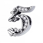 Ajoutez une touche unique à votre bracelet avec ce charm en forme de chiffre "5", réalisé en argent 925. Un bijou élégant et raffiné, parfait pour marquer un chiffre spécial ou un moment mémorable.