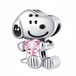 Ce charm touchant montre un chiot au museau allongé serrant un cœur rose facetté étincelant contre sa poitrine en argent sterling poli, avec un sourire attendrissant et posture câline. Les détails noirs sur museau, yeux et contours accentuent son expression d’amour inconditionnel et joyeuse. Symbole de tendresse fidèle et de liens affectueux, il rayonne douceur canine sur tout bracelet.

Caractéristiques :

Matière : Argent 925 (S925) avec oxyde de zirconium rose.
Design : Figurine chiot assis tenant cœur r