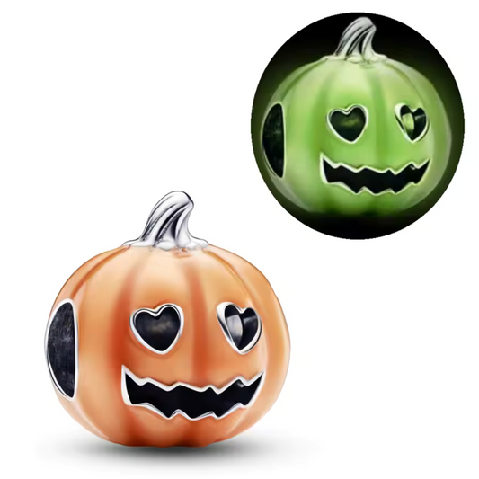 Plongez dans l'esprit d'Halloween avec ce charm Citrouille Phosphorescente, parfait pour illuminer votre collection. Ce charm en argent sterling S925 est orné d'une citrouille festive qui brille dans le noir, ajoutant une touche d'effroi amusant à vos bijoux. Que ce soit pour une fête d'Halloween ou pour montrer votre amour des saisons effrayantes, ce charm est un incontournable pour tous les amateurs de fantaisie.