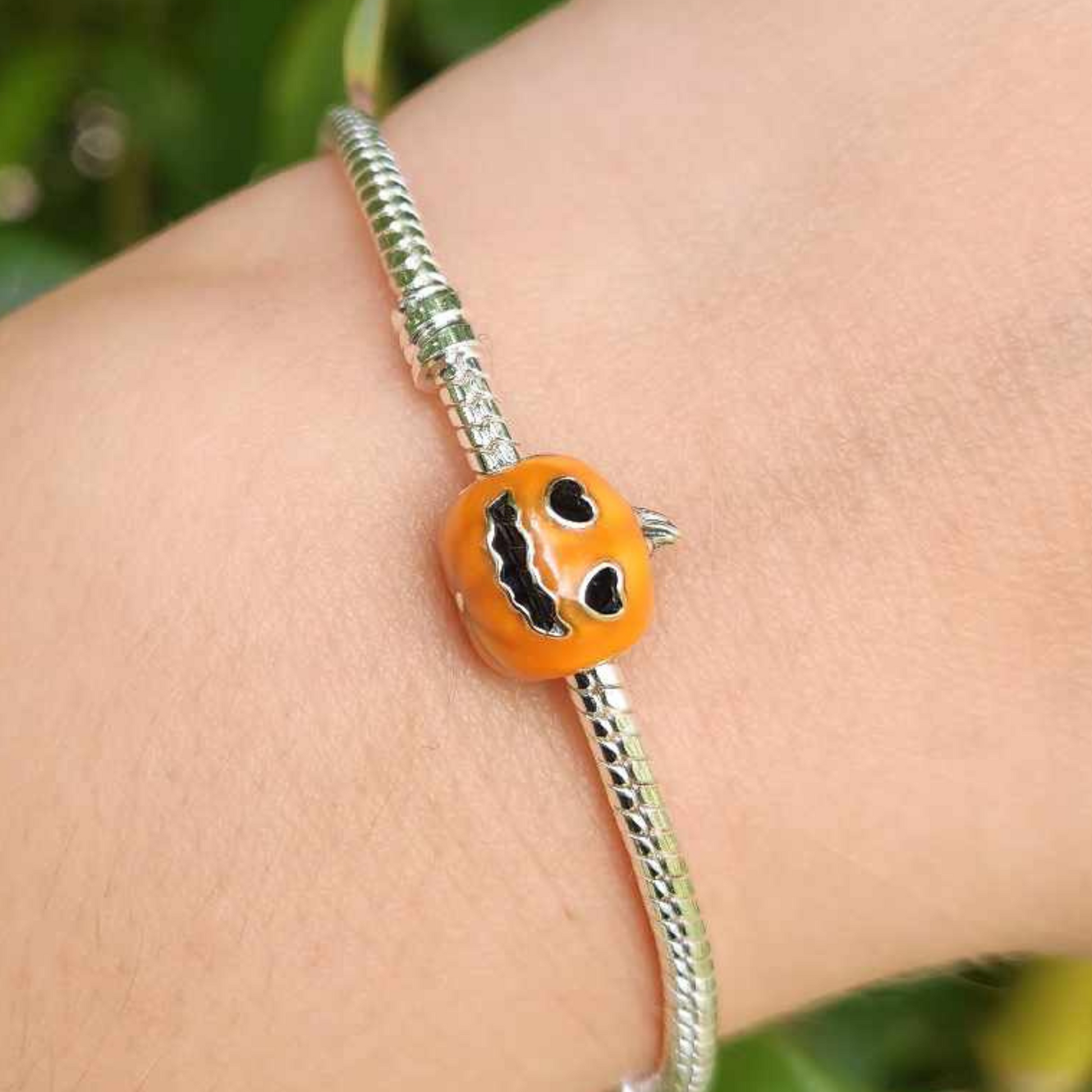 Plongez dans l'esprit d'Halloween avec ce charm Citrouille Phosphorescente, parfait pour illuminer votre collection. Ce charm en argent sterling S925 est orné d'une citrouille festive qui brille dans le noir, ajoutant une touche d'effroi amusant à vos bijoux. Que ce soit pour une fête d'Halloween ou pour montrer votre amour des saisons effrayantes, ce charm est un incontournable pour tous les amateurs de fantaisie.