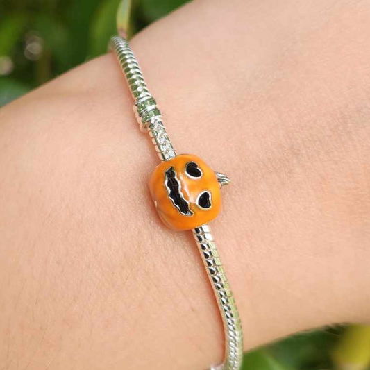 Plongez dans l'esprit d'Halloween avec ce charm Citrouille Phosphorescente, parfait pour illuminer votre collection. Ce charm en argent sterling S925 est orné d'une citrouille festive qui brille dans le noir, ajoutant une touche d'effroi amusant à vos bijoux. Que ce soit pour une fête d'Halloween ou pour montrer votre amour des saisons effrayantes, ce charm est un incontournable pour tous les amateurs de fantaisie.