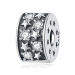 Ce charm clip en argent 925 est orné d’un motif en relief mêlant petites étoiles polies et rangées de cristaux ronds transparents, créant un effet de ciel nocturne scintillant. Les côtés sont décorés de mini étoiles gravées, et le système de clip permet de le fixer solidement sur le bracelet pour maintenir les autres charms en place.

Caractéristiques :

-Matière : Argent 925 avec cristaux transparents.
-Design : Clip cylindrique texturé, étoiles en relief et cristaux sertis griffes.
-Coloris : Argent brill