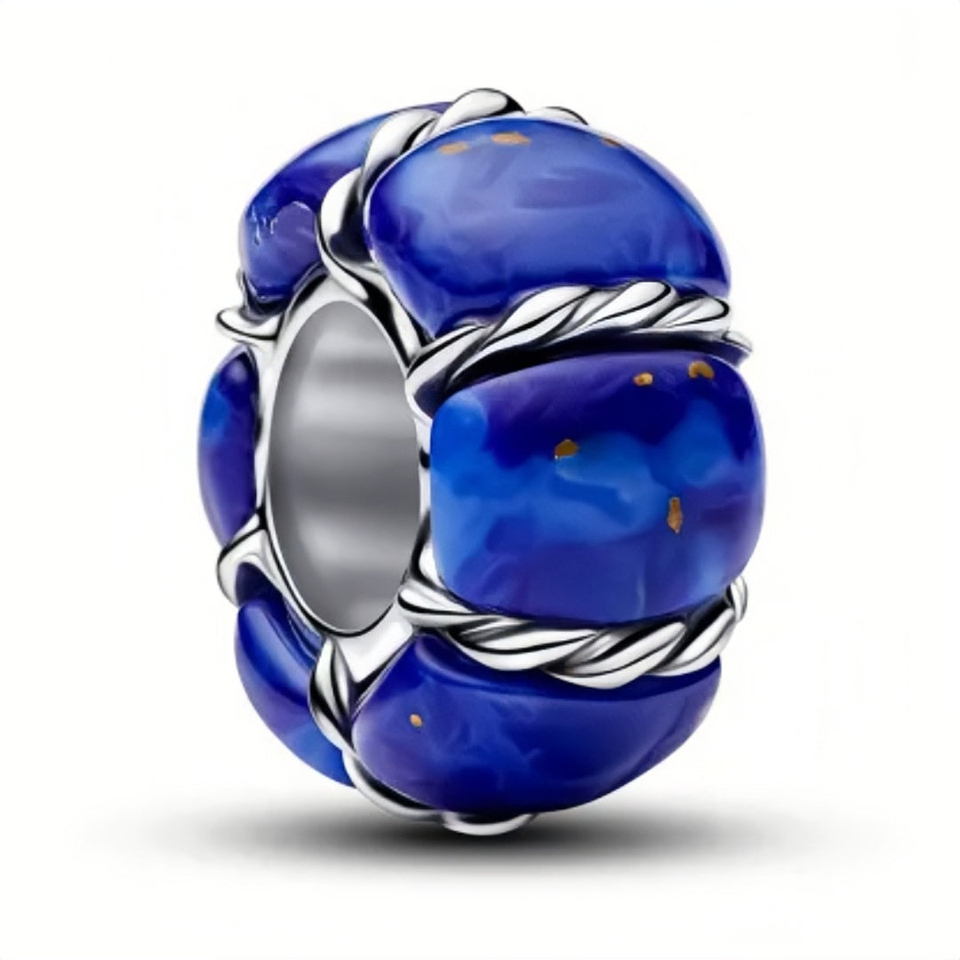 Évade-toi vers l’océan avec ce charm en argent sterling 925, orné d’un magnifique motif bleu entouré de détails argentés effet corde marine. Son design inspiré de l’univers nautique évoque les vagues, le large et la liberté, apportant une touche fraîche et apaisante à ton bracelet. Un bijou élégant au charme marin, parfait pour les amoureux de la mer.

Caractéristiques :

- Matière : Argent 925.
- Design : Élément bleu avec contours effet corde marine en argent, finitions brillantes.
- Dimensions : Taille s