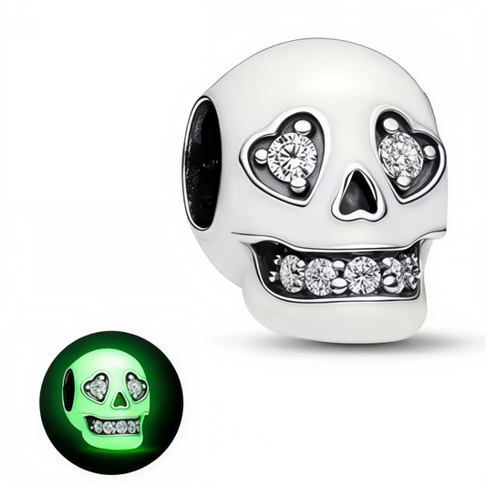 Ajoutez une touche d’éclat mystérieux à votre collection avec ce Charm - Crâne Blanc Phosphorescent, en argent sterling S925. Ce charm unique brille dans le noir, révélant un effet phosphorescent fascinant, parfait pour les soirées d'Halloween ou pour ceux qui aiment les accessoires audacieux. Le design du crâne blanc, à la fois mystérieux et élégant, devient encore plus envoûtant lorsque les lumières s'éteignent.