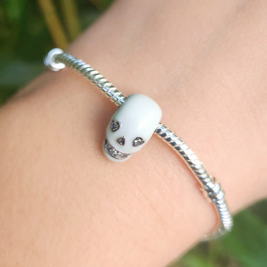 Ajoutez une touche d’éclat mystérieux à votre collection avec ce Charm - Crâne Blanc Phosphorescent, en argent sterling S925. Ce charm unique brille dans le noir, révélant un effet phosphorescent fascinant, parfait pour les soirées d'Halloween ou pour ceux qui aiment les accessoires audacieux. Le design du crâne blanc, à la fois mystérieux et élégant, devient encore plus envoûtant lorsque les lumières s'éteignent.