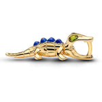 Apporte une touche originale et pleine de caractère à ton bracelet avec ce charm crocodile doré. Son design allongé, ses détails sculptés et ses touches de bleu et de vert lui donnent un style audacieux et raffiné à la fois. Un bijou singulier, parfait pour celles et ceux qui aiment les pièces inspirées du monde animal et les accessoires qui sortent de l’ordinaire.

Caractéristiques :

-&nbsp;Matière : Argent 925 doré.
-&nbsp;Design : Crocodile doré avec détails colorés et finition brillante.
-&nbsp;Dimensi
