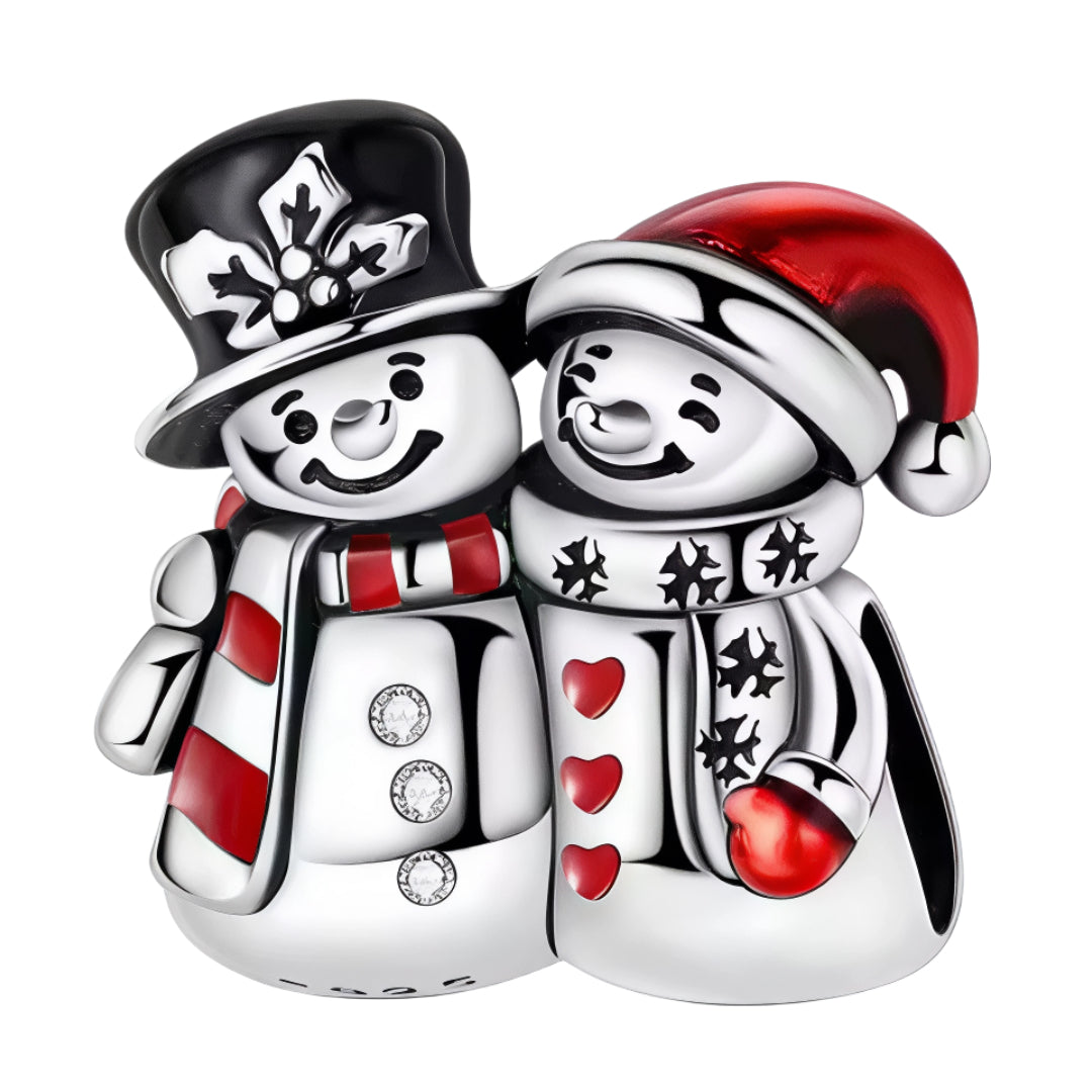 Ce charm irrésistible met en scène deux bonshommes de neige enlacés, vêtus d’un bonnet rouge brillant, d’un chapeau festif et d’écharpes rayées aux détails minutieux. Leurs boutons scintillants et les petits cœurs rouges sur la tenue apportent une touche pleine de tendresse et d’esprit hivernal. Chaque motif rappelle la magie des fêtes et la douceur des moments partagés, en faisant une pièce idéale à offrir ou à ajouter à une collection thématique pour un bracelet joyeux et chaleureux.

Caractéristiques
Mat