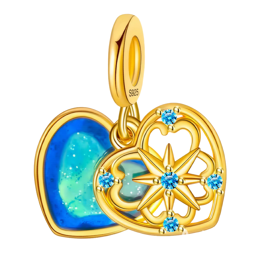 Ce charm raffiné associe deux pendentifs en forme de cœur : l’un ajouré et doré orné d’une étoile à six branches sertie de pierres bleues scintillantes, l’autre plein émaillé bleu façon océan profond avec des nuances turquoise. Sa bélière dorée sublime l’ensemble par son éclat lumineux. Ce bijou d’inspiration céleste et marine apporte une note chic à tout bracelet à charms européen et se prête parfaitement à un cadeau porte-bonheur ou à une collection été, voyage ou magie.

Caractéristiques
Matière : Argent