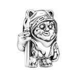 Apporte une touche mignonne et galactique à ton bracelet avec ce charm Ewok Star Wars. Inspiré des créatures emblématiques de la lune forestière d’Endor, ce bijou en argent 925 met en valeur un Ewok avec sa canne et ses détails soignés pour un rendu fidèle et attachant. Un charm original et plein de caractère, parfait pour les fans de Star Wars et des pièces inspirées de la saga.

Caractéristiques :

- Matière : Argent 925.
- Design : Ewok Star Wars avec canne et finitions détaillées.
- Dimensions : Taille 