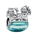Charm inspiré des célèbres fantômes autostoppeurs de l’attraction The Haunted Mansion, installés à bord de leur Doom Buggy. Son design mystérieux et original capture l’ambiance emblématique de l’univers Disney, parfait pour les amateurs d’Halloween et d’attractions fantastiques.

Caractéristiques :

- Matière : Argent 925.
- Design : Les trois fantômes autostoppeurs à bord d’un Doom Buggy.
- Style : Disney, mystérieux et légèrement spooky.
- Symbolique : Aventure, humour, mystère et univers fantastique.
- C