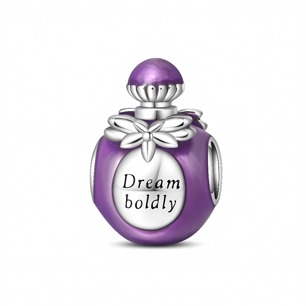 Le flacon en argent 925 est recouvert d’un émail violet brillant et coiffé d’un bouchon rond assorti, évoquant un parfum de luxe miniature. Sur la face avant, une pastille ovale argentée porte la gravure « Dream boldly », encadrée d’un grand nœud‑fleur stylisé qui renforce le côté élégant et romantique du design. Ce charm rappelle l’idée de s’autoriser de grands rêves et de s’affirmer avec confiance.