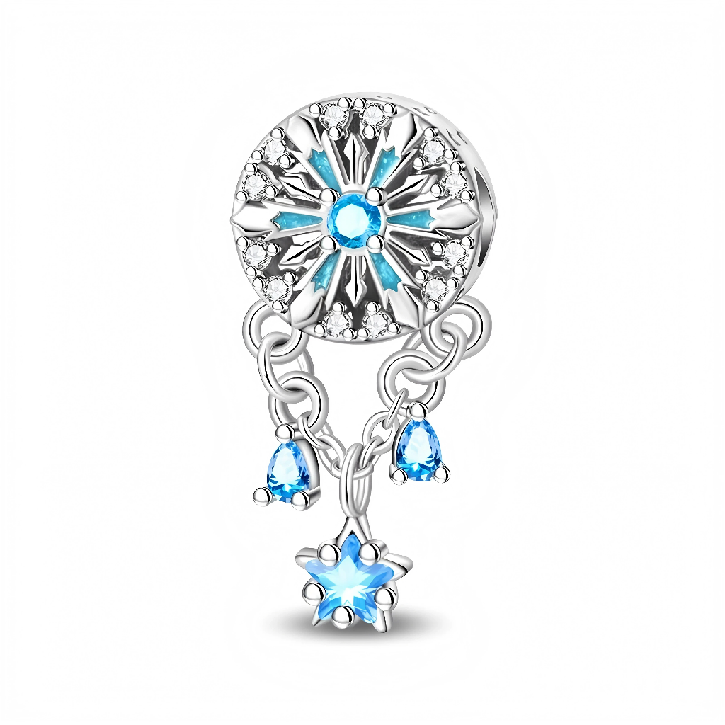 Ce charm pendentif en argent 925 représente un cœur organique comme sculpté par les vagues, au centre duquel deux cabochons bleus irisés forment un cœur aquatique aux reflets d’océan. La bélière pavée de petits zircons clairs ajoute une touche d’éclat, faisant scintiller le charm à chacun de vos mouvements.
