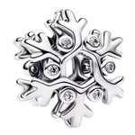 Ajoutez une touche hivernale et scintillante à votre bracelet avec ce charm en Argent 925 représentant un délicat flocon de neige. Orné de strass étincelants, il capture toute la magie et l’élégance de l’hiver.

Caractéristiques
– Matière : Argent 925 (S925).
– Design : Flocon de neige finement détaillé.
– Ornement : Strass brillants pour un effet scintillant.
– Style : Élégant, hivernal et raffiné.
