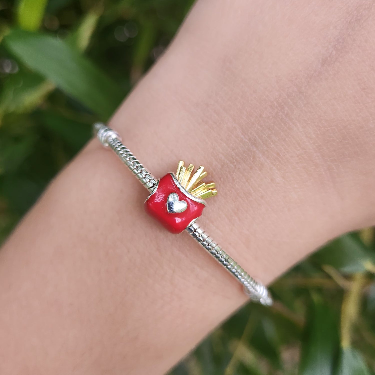 Ajoutez une touche ludique et gourmande à votre collection avec ce charm représentant une portion de frites McDonald's, l’emblème de la célèbre chaîne de restauration rapide. Conçu en argent sterling S925, ce charm capture l’apparence emblématique des frites dorées dans leur boîte rouge iconique, reconnaissable au premier coup d’œil.

Le design amusant et détaillé est parfait pour les fans de McDonald's ou ceux qui adorent les accessoires originaux et décalés.