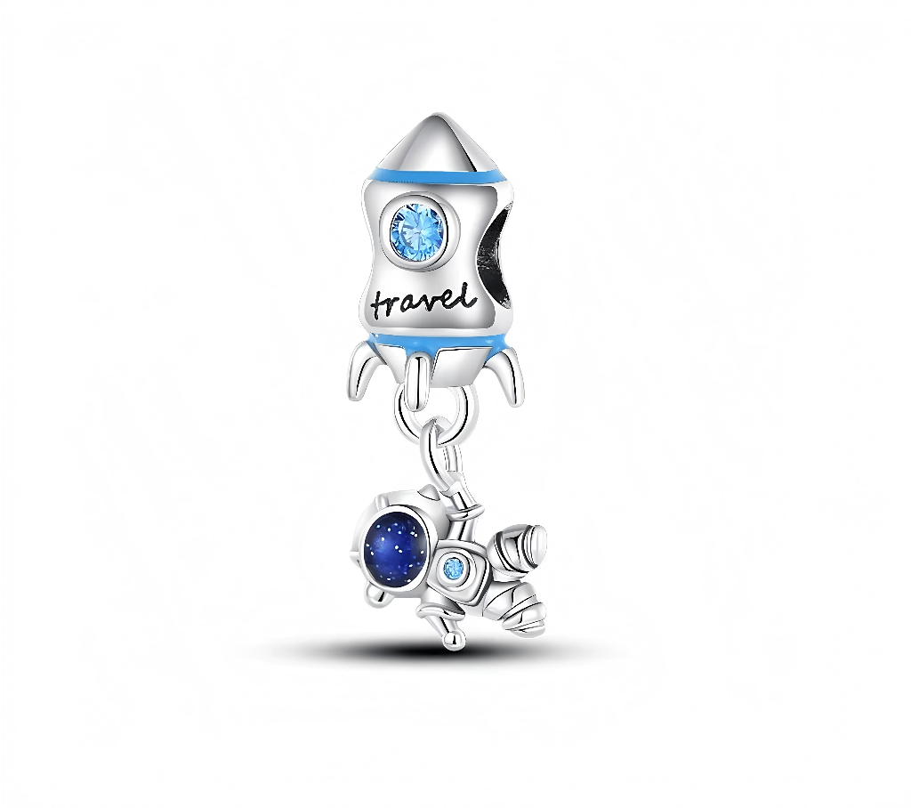 Ce charm pendant en argent 925 représente une petite fusée brillante sertie d’un cristal bleu rond sur le côté, avec le mot « travel » inscrit sur la coque pour symboliser l’aventure. Sous la fusée, un astronaute en apesanteur est suspendu, son casque rempli d’un émail bleu nuit façon ciel étoilé et rehaussé d’un petit cristal bleu clair.

Caractéristiques :

-Matière : Argent 925 avec cristaux bleus et émail bleu nuit.
-Design : Fusée détaillée portant l’inscription « travel » et astronaute flottant relié 