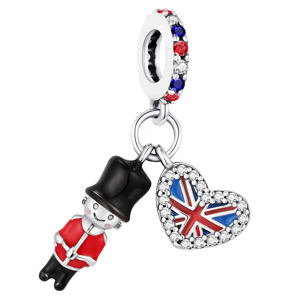 Ce charm rend hommage à l’Angleterre avec sa figurine de garde britannique en uniforme rouge et chapeau noir, accompagnée d’un cœur serti de pierres imitant le drapeau Union Jack en émail bleu, rouge et blanc. La bélière pavée de cristaux aux couleurs du Royaume-Uni apporte éclat et élégance à l’ensemble. Ce bijou plein de caractère convient aussi bien pour célébrer un voyage à Londres que pour exprimer une passion British, et s’associera idéalement à tous les bracelets à charms européens.

Caractéristiques