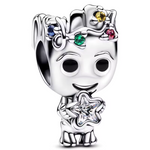 Ajoutez une touche festive et adorable à votre collection avec ce charm Groot en mode Noël. Fabriqué en métal argenté avec des accents de couleur en émail rouge et vert, ce charm représente Groot, le célèbre personnage des Gardiens de la Galaxie, enveloppé dans une guirlande de Noël scintillante, prêt à célébrer les fêtes. Les détails minutieux capturent son expression malicieuse et son côté espiègle, parfait pour les fans de Marvel et de la magie de Noël. Compatible avec les bracelets Pandora, ce charm uni