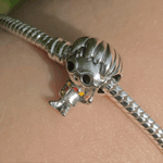 Ajoutez une touche de magie et de mystère à votre collection avec ce charm représentant Harry Potter, le célèbre sorcier de la saga éponyme. Fabriqué en argent sterling 925, ce charm de haute qualité est compatible avec tous les bracelets Pandora, garantissant une intégration parfaite à votre bijou préféré. Parfait pour les fans de Harry Potter, ce charm capture l'esprit aventureux et la personnalité emblématique de Harry avec des détails minutieusement travaillés, ajoutant une note d'enchantement et de fan