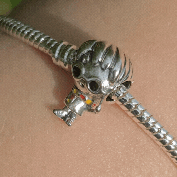 Ajoutez une touche de magie et de mystère à votre collection avec ce charm représentant Harry Potter, le célèbre sorcier de la saga éponyme. Fabriqué en argent sterling 925, ce charm de haute qualité est compatible avec tous les bracelets Pandora, garantissant une intégration parfaite à votre bijou préféré. Parfait pour les fans de Harry Potter, ce charm capture l'esprit aventureux et la personnalité emblématique de Harry avec des détails minutieusement travaillés, ajoutant une note d'enchantement et de fan