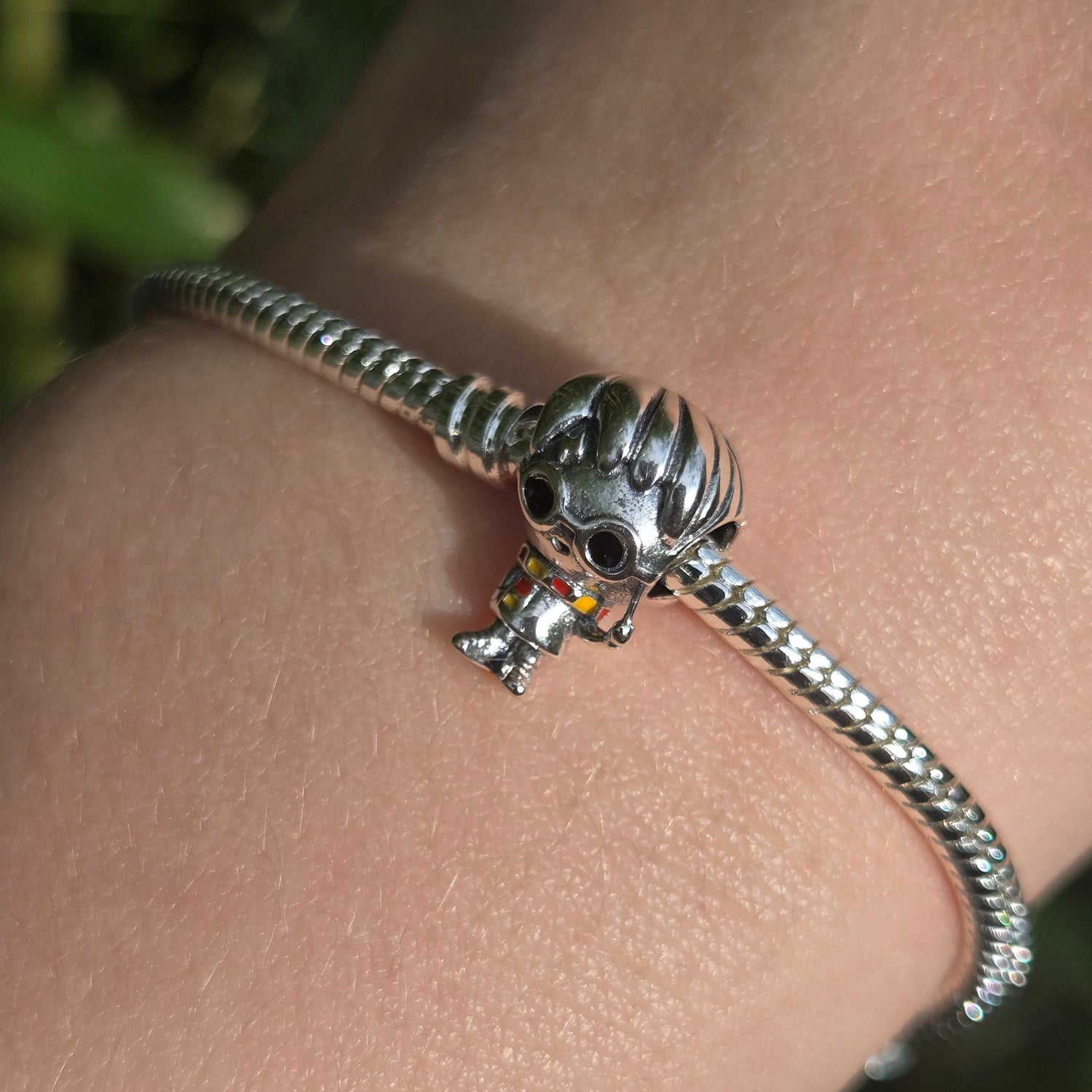 Ajoutez une touche de magie et de mystère à votre collection avec ce charm représentant Harry Potter, le célèbre sorcier de la saga éponyme. Fabriqué en argent sterling 925, ce charm de haute qualité est compatible avec tous les bracelets Pandora, garantissant une intégration parfaite à votre bijou préféré. Parfait pour les fans de Harry Potter, ce charm capture l'esprit aventureux et la personnalité emblématique de Harry avec des détails minutieusement travaillés, ajoutant une note d'enchantement et de fan