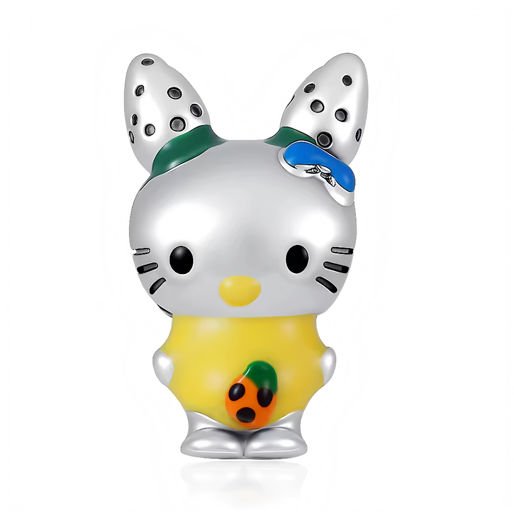 Ce charm pendentif&nbsp;adorable&nbsp;met en scène&nbsp;Hello Kitty&nbsp;de l’univers Sanrio dans une version coccinelle ultra mignonne, avec sa tête blanche argentée, nœud bleu et tenue jaune moutarde enamel, tenant une coccinelle orange aux points noirs sur sa poitrine. Les oreilles de coccinelle vertes à pois blancs et antennes argentées ajoutent un twist insecte fun, tandis que les yeux noirs et nez jaune rappellent son sourire iconique. L’anneau supérieur poinçonné « S925 » en argent sterling assure un