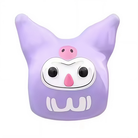 Réunissez vos personnages Sanrio préférés dans un seul bijou avec ce charm pendentif en argent 925. Hello Kitty, Kuromi et Cinnamoroll partagent un moment complice dans un design plein de tendresse et de fantaisie. Une pièce unique et colorée pour apporter une touche kawaii et joyeuse à votre collection de charms.