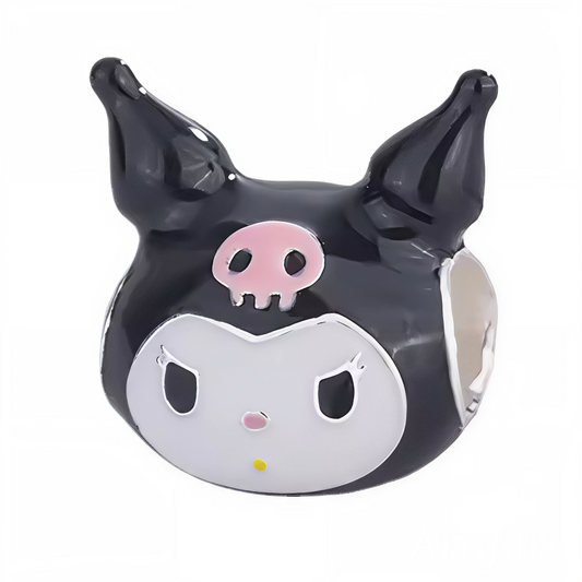 Découvrez l’association craquante entre Hello Kitty et Kuromi dans ce charm pendentif en argent 925. Le mélange parfait de douceur et d’espièglerie, avec Hello Kitty dans son style iconique et Kuromi apportant une touche rebelle. Un bijou unique qui séduira les fans de l’univers Sanrio et donnera du caractère à votre bracelet ou collier.