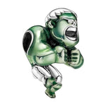 Apporte une touche puissante et spectaculaire à ton bracelet avec ce charm Hulk. Inspiré de l’univers Marvel, ce bijou met en valeur le célèbre héros vert avec des finitions détaillées et un design expressif qui reflète toute sa force. Un charm audacieux et emblématique, parfait pour les fans des Avengers et des bijoux au caractère fort.

Caractéristiques :

- Matière : Argent 925 avec détails en émail vert.
- Design : Hulk dans une posture dynamique avec finitions soignées.
- Dimensions : Taille délicate e