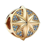 Apporte une touche puissante et lumineuse à ton bracelet avec ce charm insigne Captain Marvel. Inspiré de l’univers Marvel, ce bijou rond en métal doré met en valeur l’emblème de Captain Marvel avec une étoile en relief et des détails scintillants qui symbolisent la force et l’audace. Un charm élégant et affirmé, parfait pour les fans de Marvel et des héroïnes iconiques.

Caractéristiques :

- Matière : Argent 925.
- Design : Insigne rond Captain Marvel avec étoile en relief.
- Dimensions : Taille délicate 