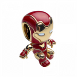 Apportez une dose de puissance et de modernité à votre collection avec ce charm unique représentant Iron Man, l’un des super-héros emblématiques de l’univers Marvel. Avec son armure rouge et dorée au design futuriste, il incarne parfaitement la force, le courage et l’innovation du légendaire Tony Stark.

Fabriqué en argent 925, ce bijou raffiné se distingue par ses détails précis et ses finitions éclatantes. L’éclat métallique de son armure combiné à ses couleurs iconiques en fait une pièce incontournable p