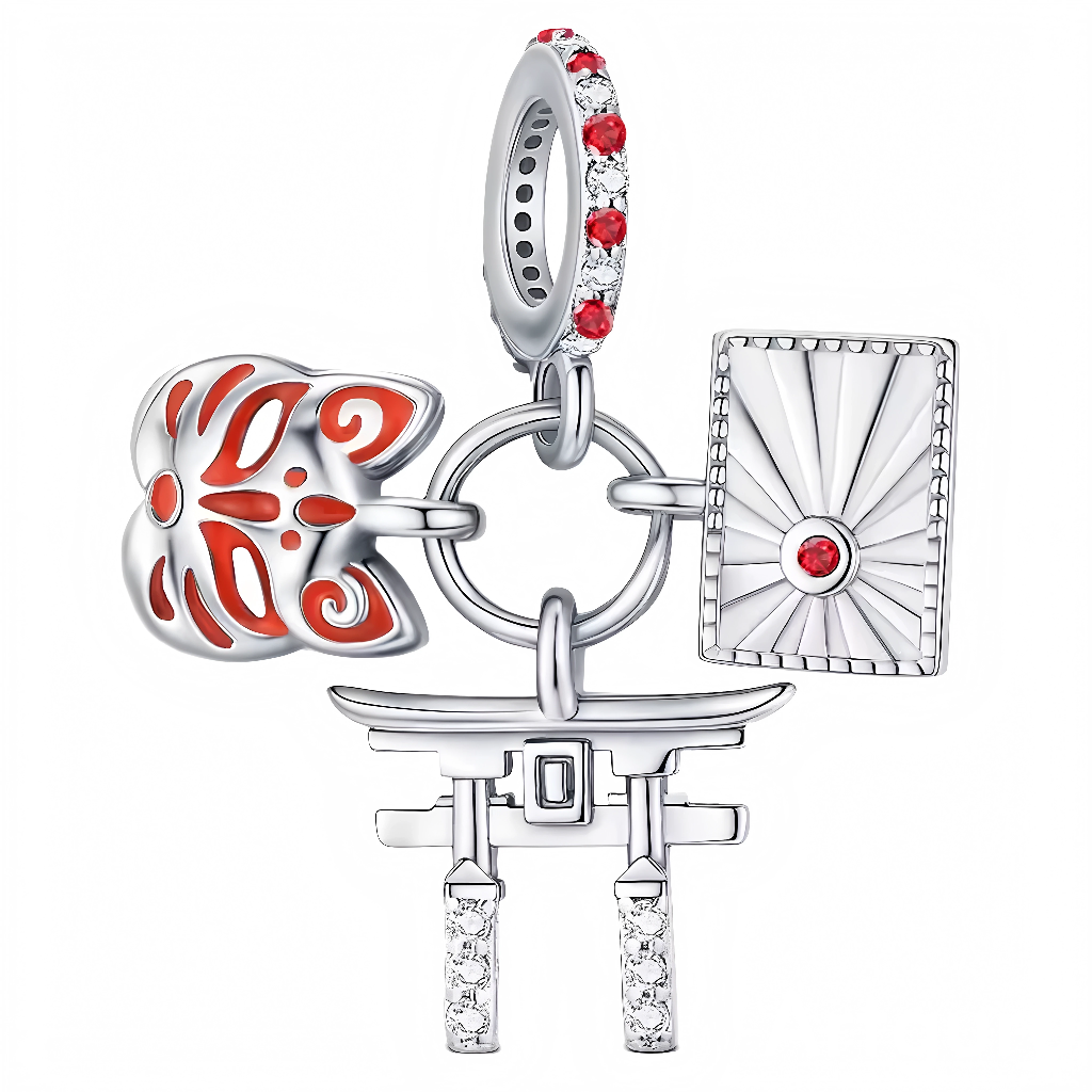 Ce charm célèbre la culture japonaise avec ses trois pendentifs : un torii stylisé symbolisant les portes sacrées, un masque décoratif inspiré du théâtre traditionnel et une plaque gravée façon soleil levant. La bélière est ornée de cristaux rouges étincelants, rappelant les couleurs du drapeau japonais. Idéal pour les voyageurs ou les passionnés de culture, il apporte raffinement, exotisme et originalité à tout bracelet à charms européen.

Caractéristiques
Matière : Argent 925, émail rouge, cristaux transp