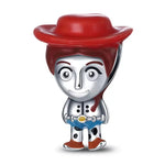 Apporte une touche western et pétillante à ton bracelet avec ce charm inspiré de Jessie, la cowgirl emblématique de Toy Story. Son design en argent 925, avec ses tresses caractéristiques, son chapeau de cowboy, ses détails en émail jaune et noir, ainsi que son côté dangle, rend hommage à son énergie, son esprit libre et son style inoubliable. Un bijou Disney et Pixar à la fois joyeux, nostalgique et collector, parfait pour les fans de l’univers Toy Story.

Caractéristiques :

- Matière : Argent 925 avec éma