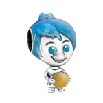 Apporte une touche lumineuse et positive à ton bracelet avec ce charm Joie de Vice-Versa. Inspiré de l’univers Disney Pixar, ce bijou en argent 925 met en valeur Joie avec son design pétillant et son orbe de mémoire phosphorescent. Un charm original et plein d’énergie, parfait pour les fans de Vice-Versa et des pièces joyeuses et symboliques.

Caractéristiques :

- Matière : Argent 925 avec détails phosphorescents.
- Design : Joie de Vice-Versa avec son orbe de mémoire.
- Dimensions : Taille délicate et con