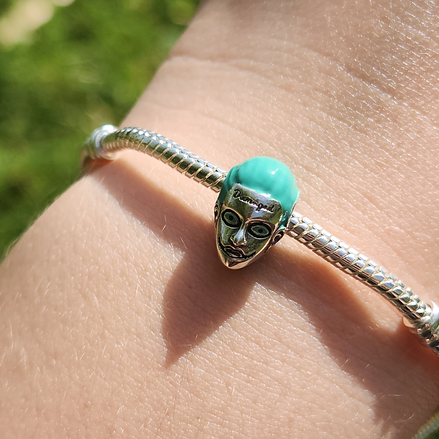 Incarnez l’esprit chaotique et imprévisible de Gotham avec ce Charm - Joker, en argent sterling S925. Inspiré par l'emblématique Prince du Crime, ce charm représente Le Joker, le plus célèbre adversaire de Batman, avec son sourire macabre et son regard malicieux. Parfait pour les fans de DC Comics et des anti-héros charismatiques, ce charm ajoutera une touche rebelle et audacieuse à votre collection.
