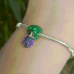 Plongez dans l'univers chaotique et fascinant de Gotham City avec ce Charm - Joker, en argent sterling S925. Inspiré par le célèbre antagoniste de l'univers DC, ce charm capture toute la folie et le charisme du Joker, l'ennemi juré de Batman. Parfait pour les fans de DC Comics, ce bijou iconique est un excellent ajout à toute collection de super-héros.