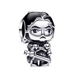 Ajoutez une touche de bravoure et de majesté à votre collection avec ce charm représentant Jon Snow, le roi du Nord. Fabriqué en argent sterling 925, ce charm de haute qualité est compatible avec tous les bracelets Pandora, garantissant une intégration parfaite à votre bijou préféré. Parfait pour les fans de Game of Thrones, ce charm capture l'essence du personnage emblématique avec des détails soigneusement travaillés, évoquant la puissance et la noblesse de Jon Snow.