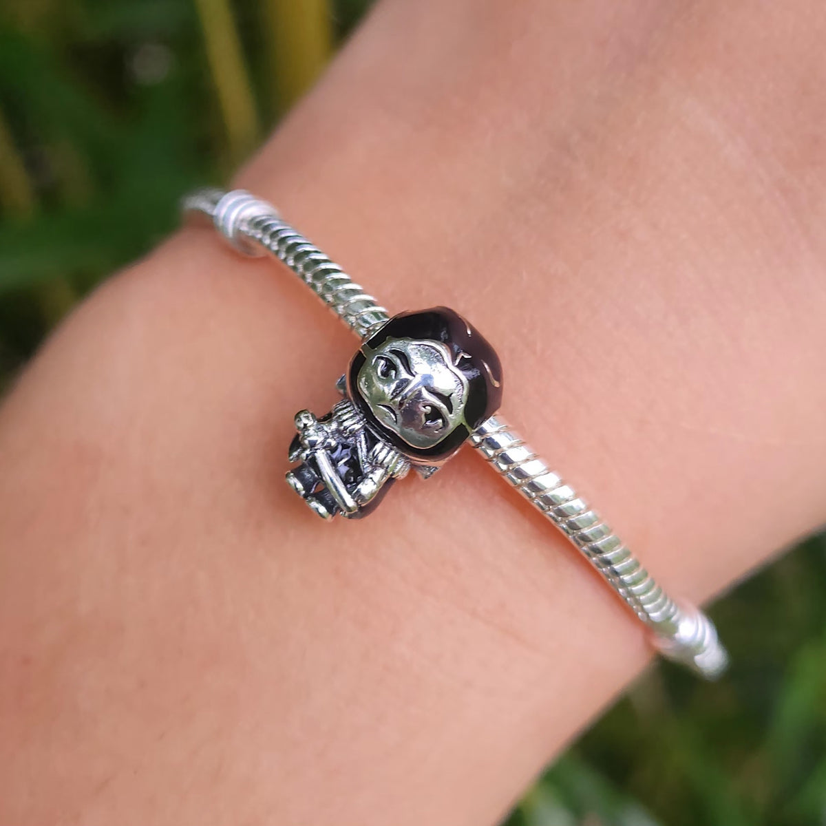 Ajoutez une touche de bravoure et de majesté à votre collection avec ce charm représentant Jon Snow, le roi du Nord. Fabriqué en argent sterling 925, ce charm de haute qualité est compatible avec tous les bracelets Pandora, garantissant une intégration parfaite à votre bijou préféré. Parfait pour les fans de Game of Thrones, ce charm capture l'essence du personnage emblématique avec des détails soigneusement travaillés, évoquant la puissance et la noblesse de Jon Snow.