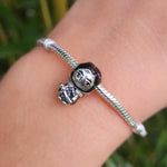 Ajoutez une touche de bravoure et de majesté à votre collection avec ce charm représentant Jon Snow, le roi du Nord. Fabriqué en argent sterling 925, ce charm de haute qualité est compatible avec tous les bracelets Pandora, garantissant une intégration parfaite à votre bijou préféré. Parfait pour les fans de Game of Thrones, ce charm capture l'essence du personnage emblématique avec des détails soigneusement travaillés, évoquant la puissance et la noblesse de Jon Snow.