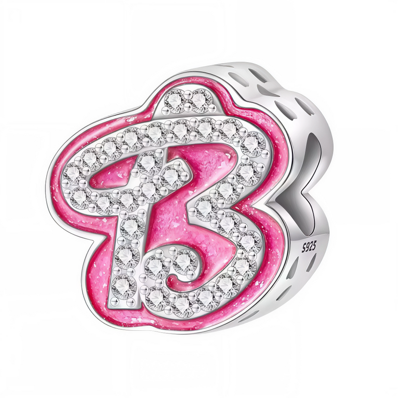 Ce charm alphabétique glamour présente la lettre « B » stylisée en ruban rose éclatant, incrustée de strass blancs étincelants sur les contours et le cœur pour un effet diamanté sophistiqué. La forme 3D bombée avec trous décoratifs ajoute légèreté et mouvement au design vibrant. Symbole d’initiale élégante et féminine, il personnalise les bracelets avec un éclat girly irrésistible.

Caractéristiques :

Matière : Argent 925 (S925) avec émail rose et strass blancs.
Design : Lettre « B » cursive rose émaillée,