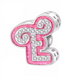 Ce charm alphabétique dynamique expose la lettre « E » en ruban rose scintillant texturé, abondamment parsemée de strass blancs étincelants sur les bords et l'intérieur pour un effet pailleté luxueux.&nbsp; La forme 3D bombée avec perforations décoratives confère dynamisme et légèreté au design pop. Symbole d’initiale glamour et enjouée, il customise les bracelets avec une élégance féminine irrésistible.

Caractéristiques :

Matière : Argent 925 (S925) avec émail rose pailleté et strass blancs.
Design : Let