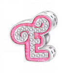 Apportez une touche glamour et fun à votre bracelet avec ce charm en forme de lettre "E", réalisé en argent 925 avec une finition rose brillante et orné de strass blancs scintillants. Un bijou tendance et pétillant, parfait pour afficher un style unique inspiré de l’univers Barbie, ou offrir un cadeau chic et coloré à un être cher.