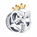 Affirmez votre style avec ce charm en forme de lettre "G", finement travaillé en argent 925 et surmonté d’une élégante couronne couleur or. Symbole de distinction et de personnalité, ce bijou apporte une touche royale à votre bracelet. Parfait pour offrir ou pour personnaliser votre propre création, il allie raffinement, durabilité et originalité.