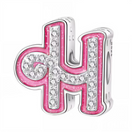 Apportez une touche glamour et fun à votre bracelet avec ce charm en forme de lettre "H", réalisé en argent 925 avec une finition rose brillante et orné de strass blancs scintillants. Un bijou tendance et pétillant, parfait pour afficher un style unique inspiré de l’univers Barbie, ou offrir un cadeau chic et coloré à un être cher.