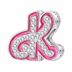 Apportez une touche glamour et fun à votre bracelet avec ce charm en forme de lettre "K", réalisé en argent 925 avec une finition rose brillante et orné de strass blancs scintillants. Un bijou tendance et pétillant, parfait pour afficher un style unique inspiré de l’univers Barbie, ou offrir un cadeau chic et coloré à un être cher.