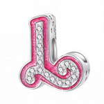 Ce charm alphabétique fluide présente la lettre « L » élancée en ruban rose brillant texturé, incrustée de strass blancs étincelants sur la tige verticale et la courbe inférieure pour un éclat harmonieux. La forme 3D élancée avec perforations décoratives offre grâce et légèreté au design pétillant. Symbole d’initiale douce et stylée, il personnalise les bracelets avec finesse féminine.

Caractéristiques :

Matière : Argent 925 (S925) avec émail rose scintillant et strass blancs.
Design : Lettre « L » cursiv