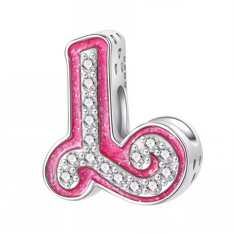Ce charm alphabétique fluide présente la lettre « L » élancée en ruban rose brillant texturé, incrustée de strass blancs étincelants sur la tige verticale et la courbe inférieure pour un éclat harmonieux. La forme 3D élancée avec perforations décoratives offre grâce et légèreté au design pétillant. Symbole d’initiale douce et stylée, il personnalise les bracelets avec finesse féminine.

Caractéristiques :

Matière : Argent 925 (S925) avec émail rose scintillant et strass blancs.
Design : Lettre « L » cursiv