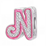 Ce charm alphabétique rythmé expose la lettre « N » diagonale en ruban rose vif texturé, généreusement parsemée de strass blancs étincelants sur les diagonales et contours pour un effet diamanté dynamique. La forme 3D inclinée avec perforations modernes confère énergie et style au design pop. Symbole d’initiale vive et contemporaine, il dynamise les bracelets avec éclat féminin.

Caractéristiques :

Matière : Argent 925 (S925) avec émail rose scintillant et strass blancs.
Design : Lettre « N » inclinée rose