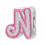 Apportez une touche glamour et fun à votre bracelet avec ce charm en forme de lettre "N", réalisé en argent 925 avec une finition rose brillante et orné de strass blancs scintillants. Un bijou tendance et pétillant, parfait pour afficher un style unique inspiré de l’univers Barbie, ou offrir un cadeau chic et coloré à un être cher.