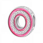 Ce charm alphabétique circulaire parfait expose la lettre « O » annulaire en anneau rose scintillant texturé, bordé et rempli de strass blancs étincelants pour un effet diamanté hypnotique et symétrique. La forme 3D ronde avec trou central et perforations périphériques offre harmonie et fluidité au design iconique. Symbole d’initiale ronde et radieuse, il orne les bracelets d’une lueur féminine captivante.

Caractéristiques :

Matière : Argent 925 (S925) avec émail rose brillant et strass blancs.
Design : L